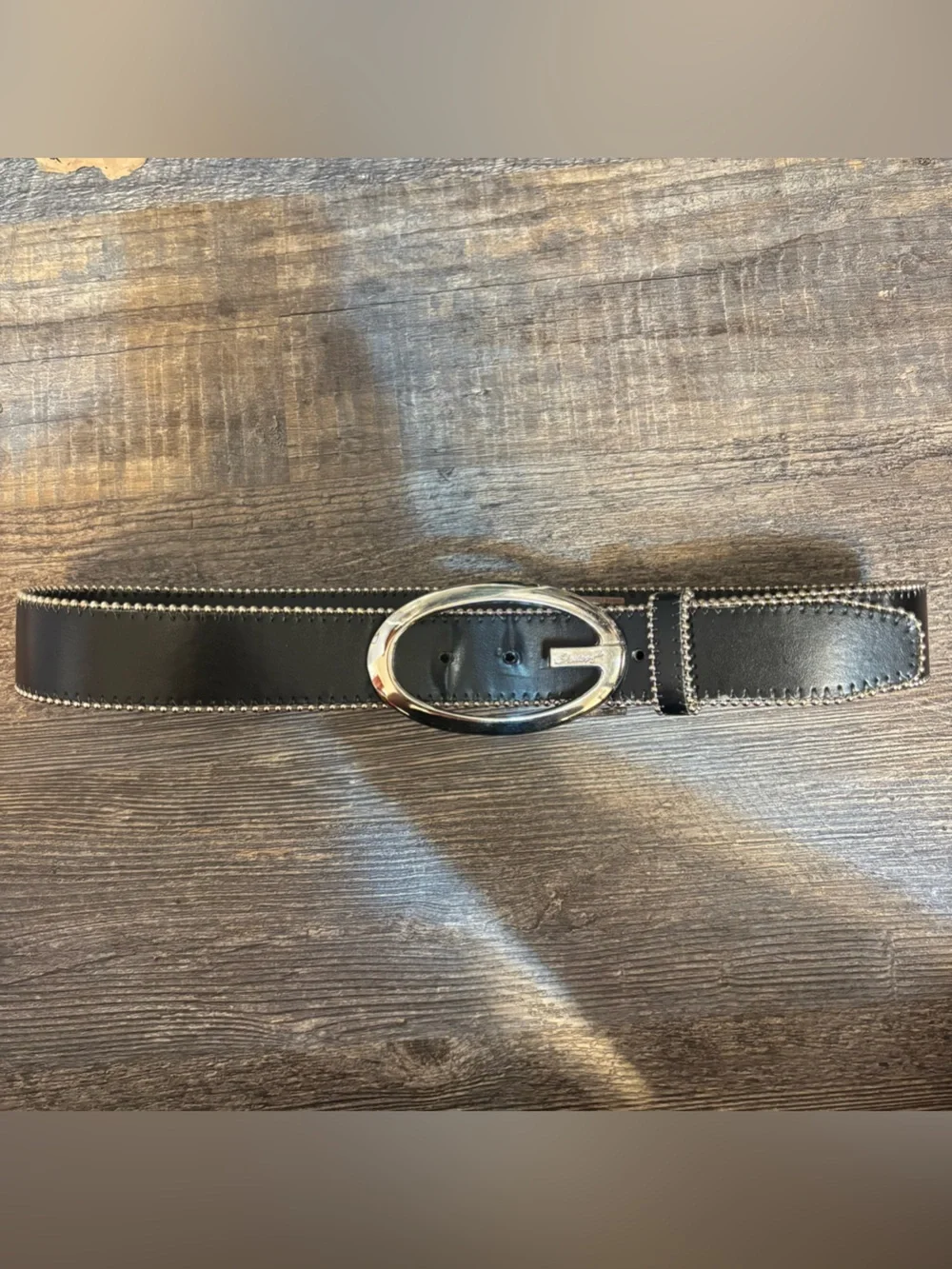 Guess elt Silver Oval Buckle Beaded Edge Trim Women’s Size Small